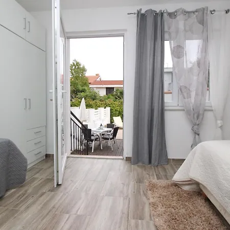 Gemuetliches In Mit Eigener Terrasse By Interhome Apartman *