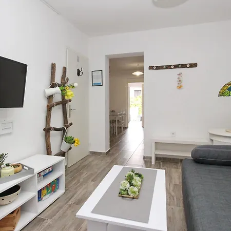 شقة Gemuetliches In Mit Eigener Terrasse By Interhome باشْكا