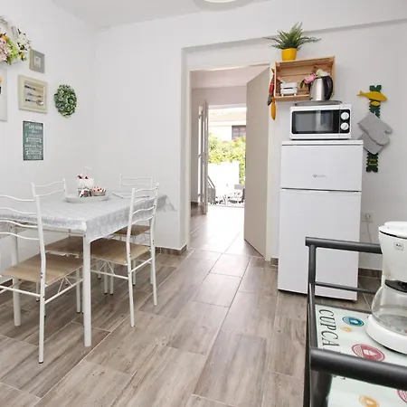 Gemuetliches In Mit Eigener Terrasse By Interhome باشْكا